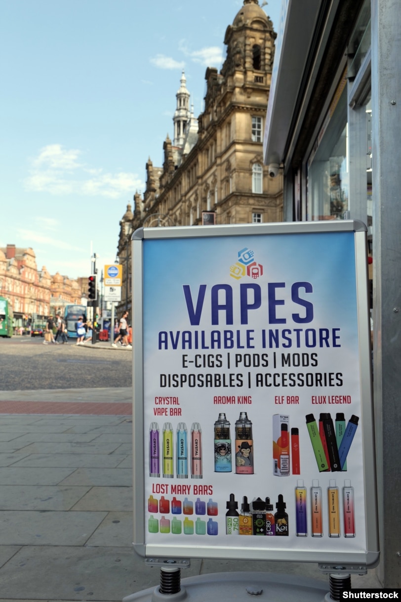 Një shenjë në Leeds duke reklamuar cigare elektronike njëpërdorimëshe para se pajisjet të ndaloheshin.