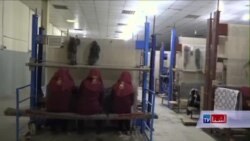 کابل کې لسګونه میرمنې د غالیو په اوبدلو بوختې دي