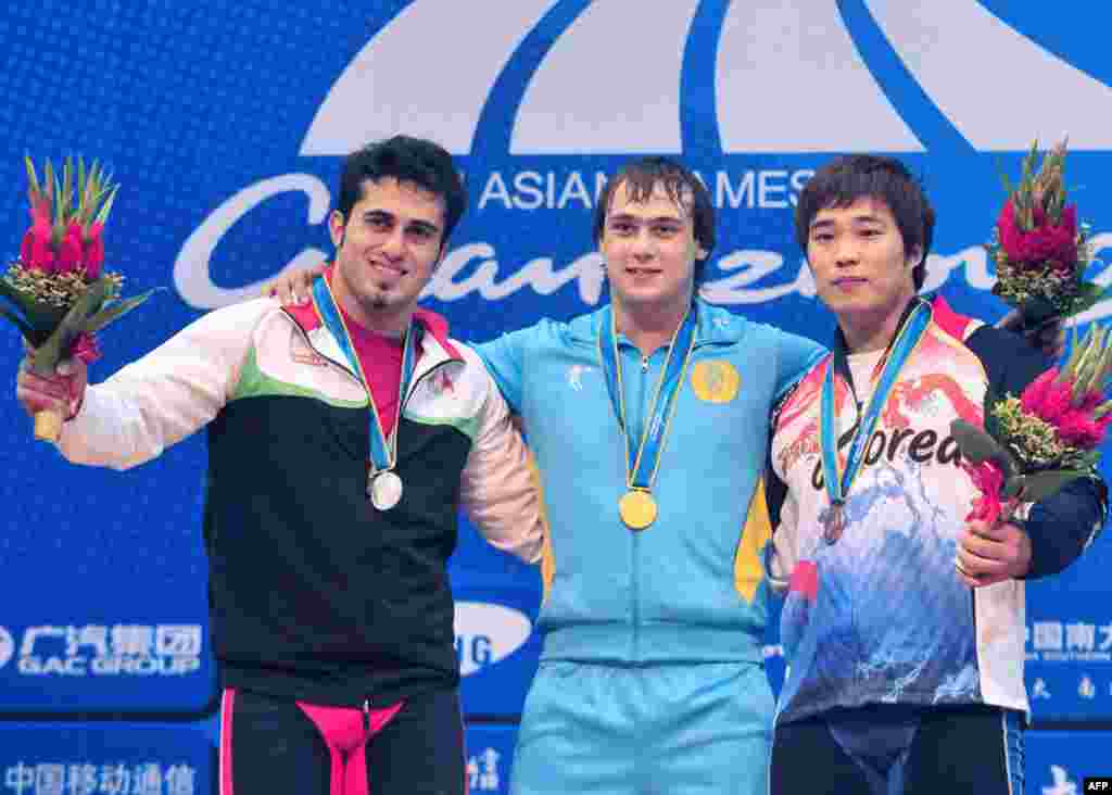 اصغر ابراهیمی (چپ) برنده مدال نقره رشته وزنه‌برداری - گوانگژو، چین