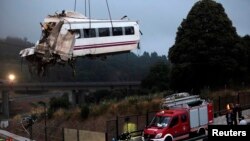 Pjesë e trenit e mbetur pasi ky i fundit doli nga binarët në afërsi të Santiago de Compostela, Spanjë, 25 korrik 2013. 
