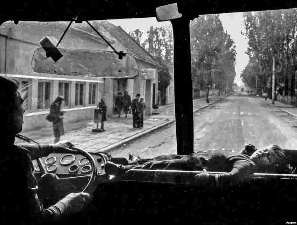 Egy kisfiú alszik a busz szélvédőjénél, míg a sofőr vezeti a járművet valahol Maros megyében. &nbsp;