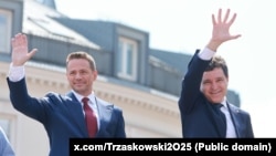 Candidatului proeuropean la alegerile prezidențiale din Polonia, Rafał Trzaskowski, și președintele ales al României, Nicușor Dan, la un miting electoral, 25 mai 2025, Varsovia.