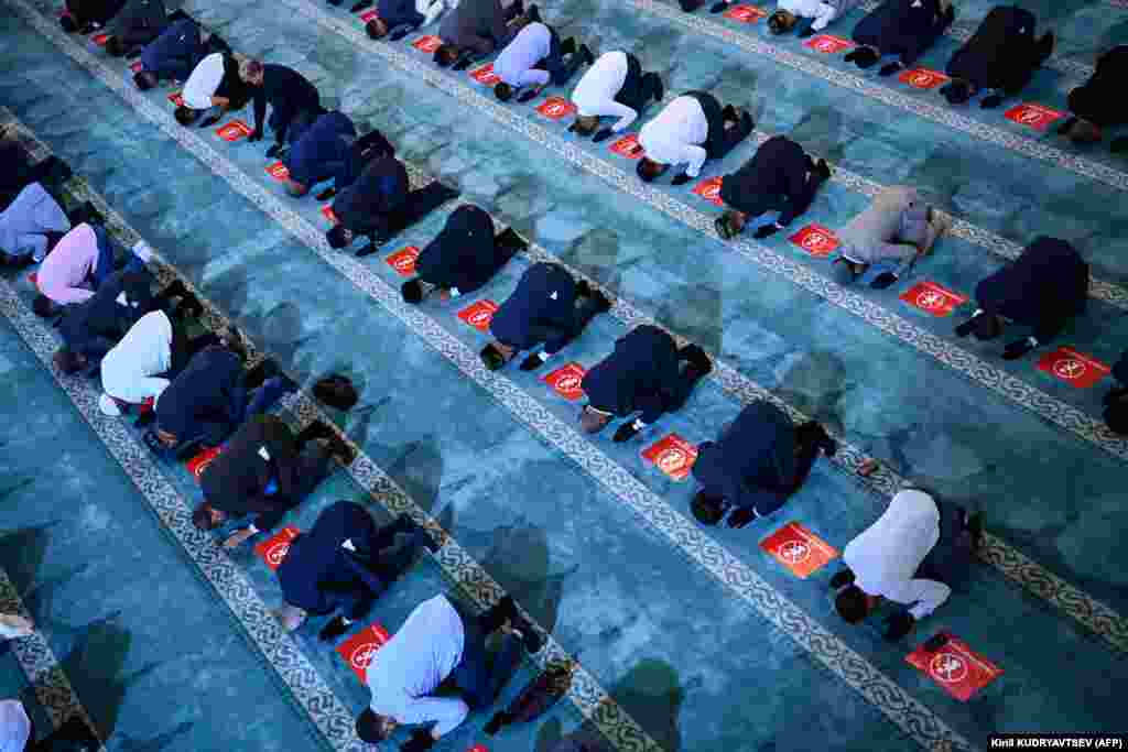 Мусульмане моляцца ў саборным мячэце ў Маскве.