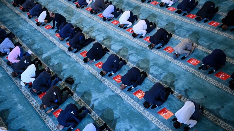 На намазе в подмосковной мечети задержали около 60 мусульман. У них собрали образцы ДНК