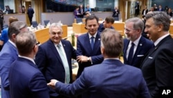 Râdem, rădem, dar ne opunem. Premierul ungur Viktor Orban la summitul UE, la 26 iunie.