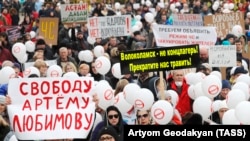 Russians rally outside the Volokolamsk town hall demanding the closure of the Yadrovo landfill on April 1.