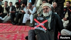 Pakistani journalists protest outside the parliament.