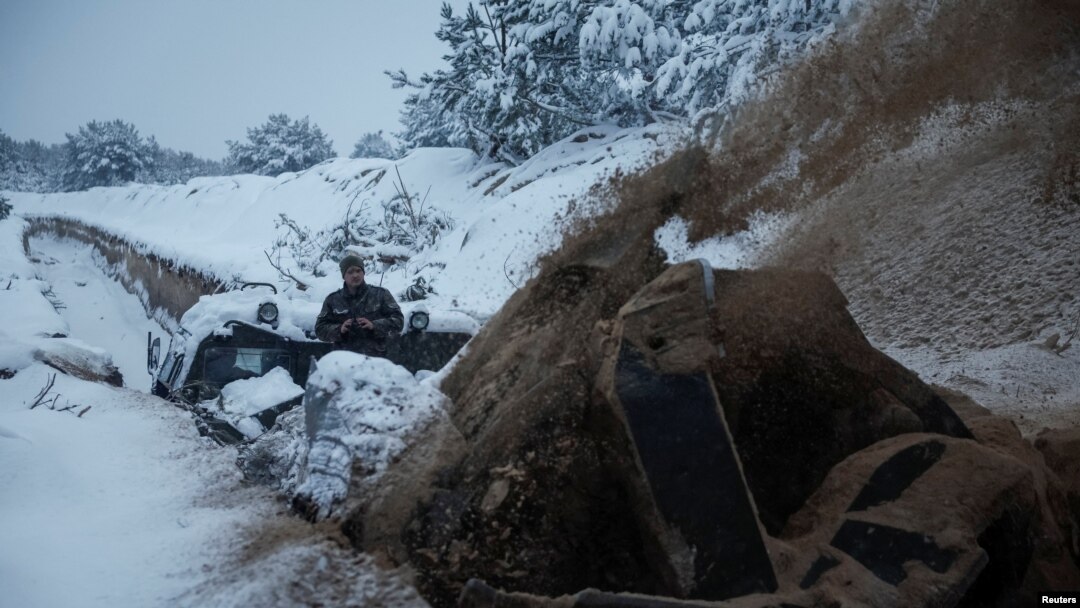 MIlitarii ucraineni sapă șanțuri antitanc vehicul de inginerie militară lângă granița cu Belarus în zona de excludere Chornobîl. 14 decembrie 2023