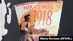 Plakat sa parolom "Nikad više 1918." u Podgorici