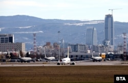 Самолети на Военновъздушните сили на САЩ са разположени на летището в София, 19 февруари 2026 г.