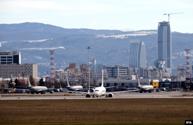 Avionët e Forcave Ajrore Amerikane janë të stacionuar në aeroportin e Sofjes, më 19 shkurt 2026.