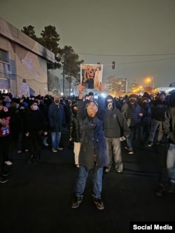 Пратэст у Тэгеране, 10 студзеня 2026. Удзельніца дэмантрацыі трымае партрэт зрынутага шаа Ірану Рэзы Пэхлеві і ягонай жонкі