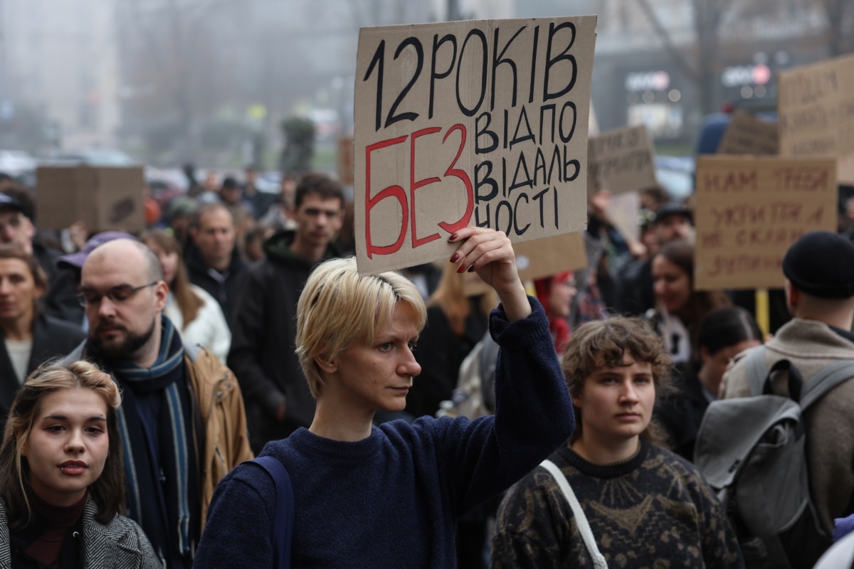 «На 12-й рік влади нашого мера ми не отримали абсолютно нічого адекватного. У нас нуль відкритих нових станцій метро, проте ми маємо закриті станції. Ми маємо лише одне мобільне укриття із понад 500 обіцяних», – каже учасниця акції Любов кореспонденту Радіо Свобода