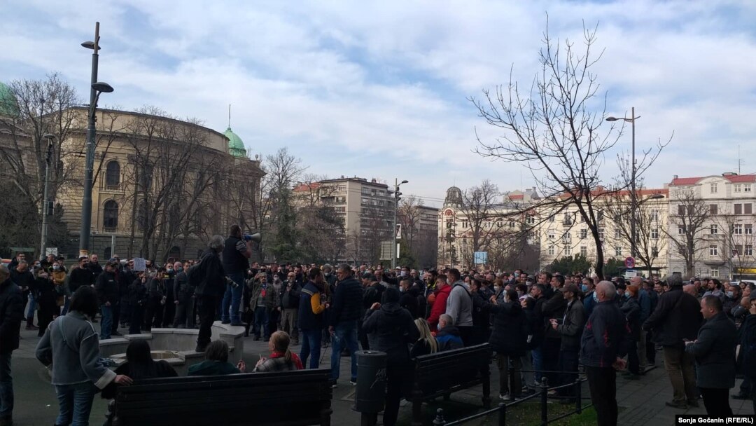 Zaposleni u "Pošti" kažu da su "plate većine zaposlenih u tom preduzeću ispod prosečne zarade u Srbiji". Protest radnika JP "Pošta Srbije" u centru Beograda.