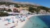  Nyaralók élvezik a napot és a tengert 2020. augusztus 21-én a horvátországi Splitben, az Adriai-tenger partján.