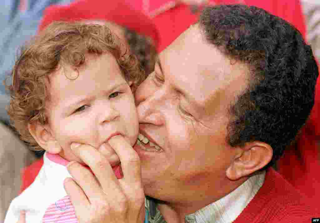 Predsjednički kandidat Hugo Chavez sa svojom jednogodišnjom kćerkom, Rosaines, 3. oktobar 1998. Foto: AFP / Bertrand Parreso 