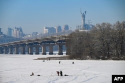 Pescari pe râul Nipru, Kiev, 16 ianuarie 2026.