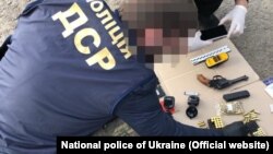 Ukrán rendőrök vizsgálják a Radoje Zvicer elleni gyilkossági kísérlet egyes bűnjeleit Kijevben, 2020. május 27-én