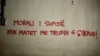 "Morali i shpisë nuk matet me trupin e çikave" është mbishkrimi i vendosur në një ndërtesë në Vushtrri nga grupi Kolektivi për Mendim dhe Veprim Feminist. 