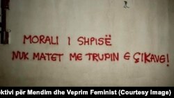 "Morali i shpisë nuk matet me trupin e çikave" është mbishkrimi i vendosur në një ndërtesë në Vushtrri nga grupi Kolektivi për Mendim dhe Veprim Feminist. 