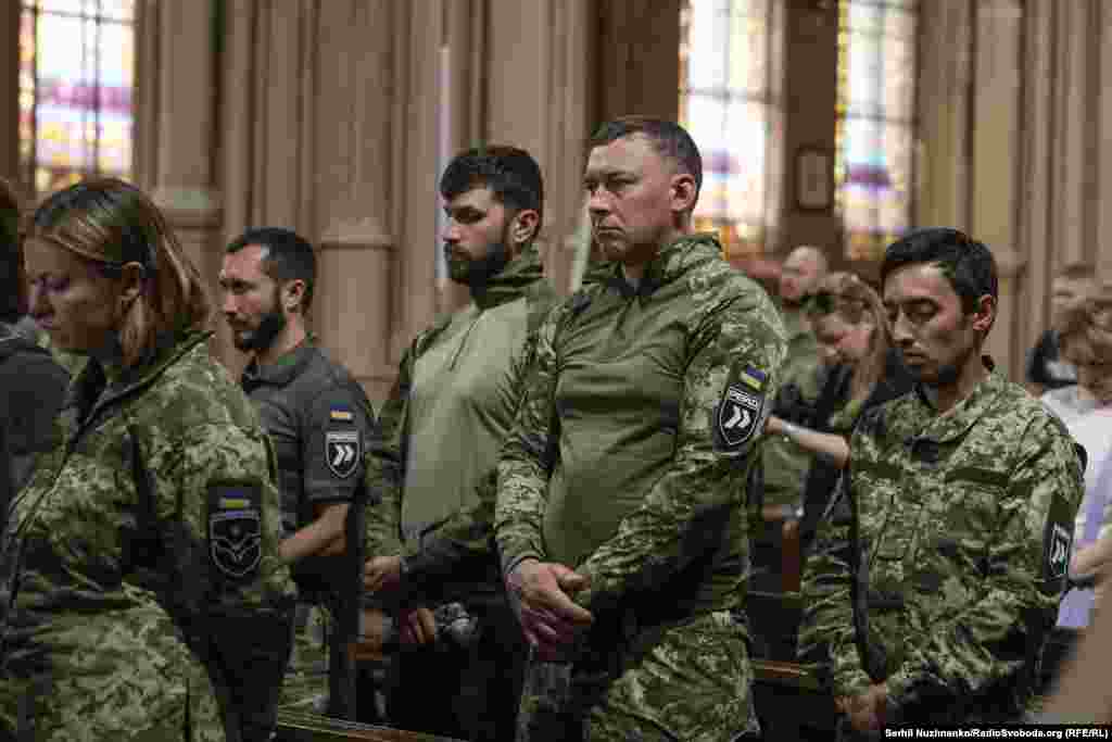Побратими згадують про Джана Себастьяна як про багатогранну людину – воїна, і того, хто любив куховарити, допомагав безпритульним тваринам та щиро захопився Україною. Особливо його зачарували Карпати, а серед останніх побажань було – поховати його у Львові