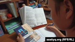 Школьник с учебником по предмету «Художественный труд» за 8-й класс. Уральск, 9 сентября 2021 года