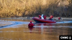 Salvatori din România și Republica Moldova instalează un nou baraj pentru extragerea poluanților de pe râul Nistru, satul Arionești, raionul Dondușeni, 14 martie 2026.