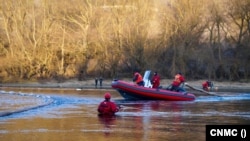 Salvatori din România și Republica Moldova instalează un nou baraj pentru extragerea poluanților de pe râul Nistru, satul Arionești, raionul Dondușeni, 14 martie 2026.
