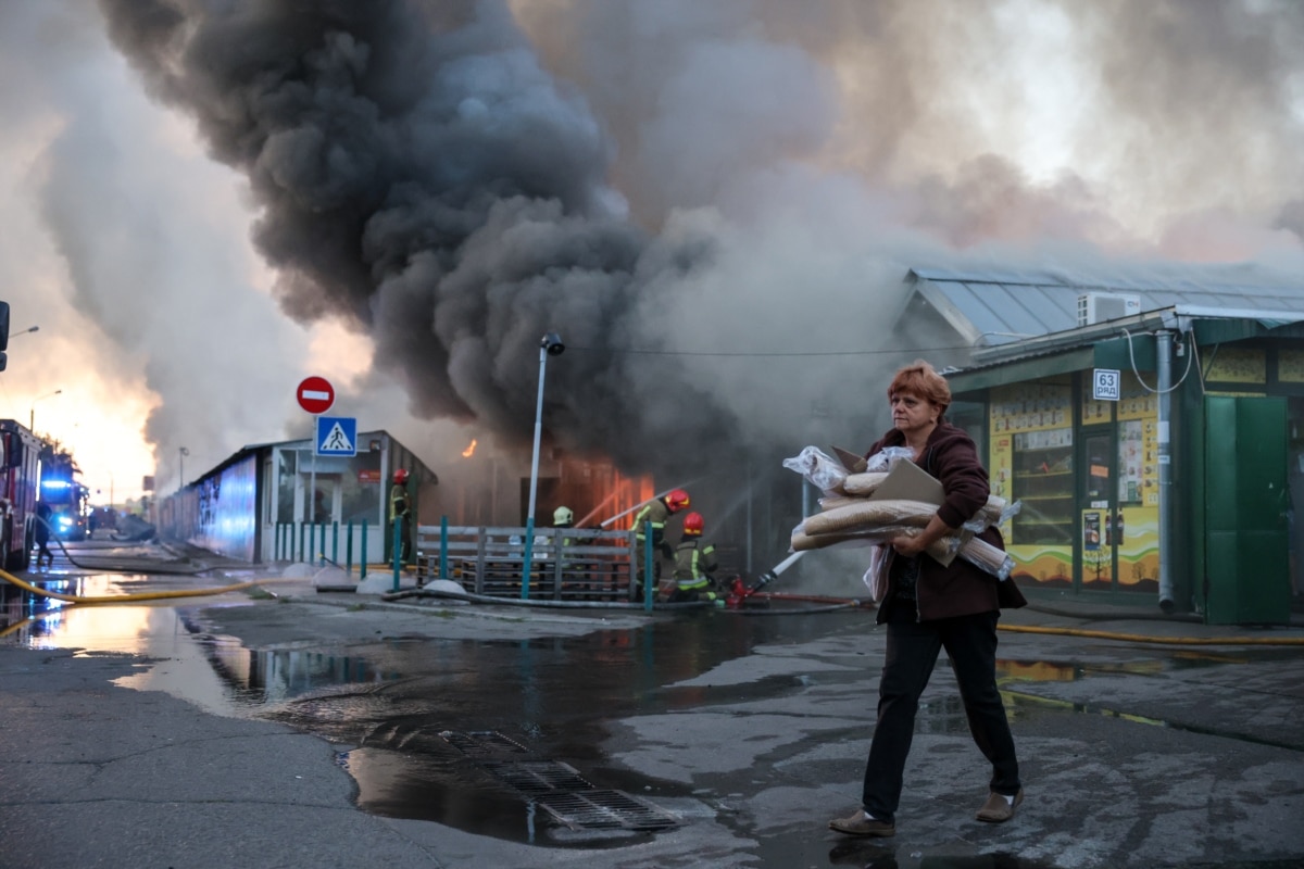 Жінка рятує вцілілі речі