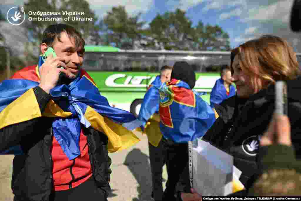 «Моїй дитині буде 3 роки… і нарешті побачу й потримаю її на руках», – це перше, що сказав наш захисник після звільнення», – написав у телеграмі Дмитро Лубінець. Він додав, що дружина колишнього полоненого була вагітною, коли він потрапив у полон