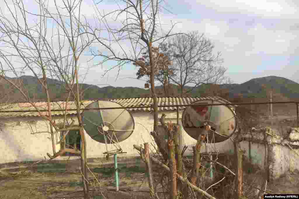 Türkmenistanyň çetki obalarynyň birinde, ýaşaýyş jaýyň howlusynda ýerleşdirilen çanak antennalary