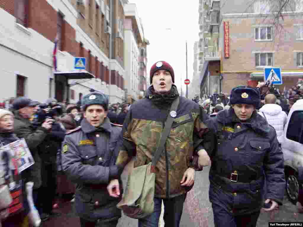 Гаепләү карары укыла башлап берничә минут узганнан соң милиция митингта катнашучыларны тоткарлый башлады