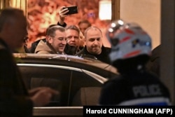 Секретар Ради національної безпеки і оборони України Рустем Умєров залишає готель, де відбувcя новий раунд переговорів між російськими, українськими та американськими переговірниками. Женева, 17 лютого 2026 року