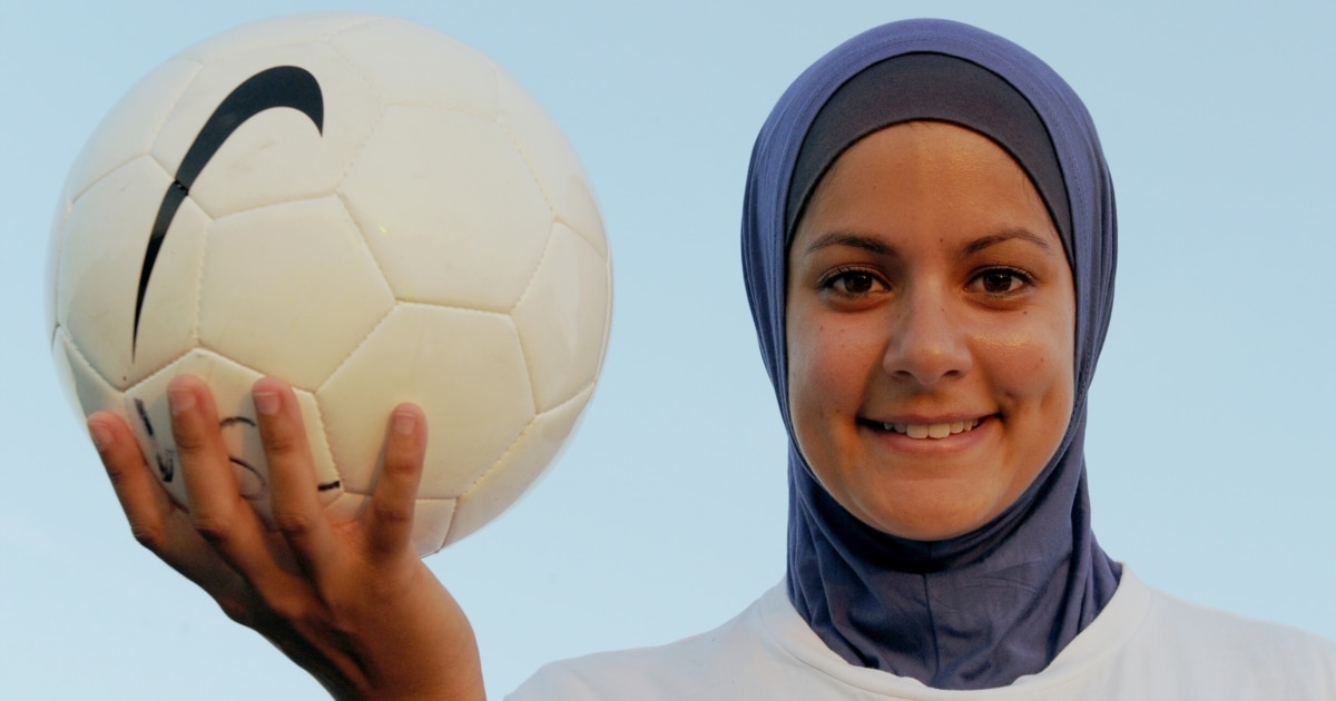 Артқы жағындағы аяғы кең қыз