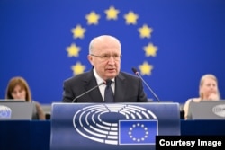 Дебати в Європарламенті про «забезпечення відповідальності та правосуддя у відповідь на постійні напади Росії на цивільне населення в Україні». Виступає єврокомісар з оборони Андрюс Кубілюс. Страсбург, Франція, 28 квітня 2026 року