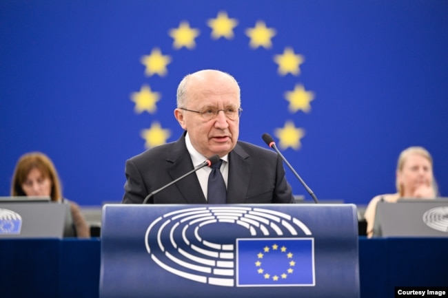 Дебати в Європарламенті про «забезпечення відповідальності та правосуддя у відповідь на постійні напади Росії на цивільне населення в Україні». Виступає єврокомісар з оборони Андрюс Кубілюс. Страсбург, Франція, 28 квітня 2026 року