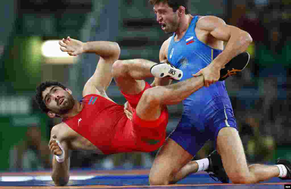 Soslan Ramonov of Russia (in blue) defeated Toghrul Asgarov of Azerbaijan to win the gold medal in the 65-kilogram weight class of men&#39;s freestyle wrestling. Uzbekistan&#39;s Ikhtiyor Navruzov&nbsp;took bronze.