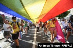 Peste 50% dintre persoanele LGBT din România au experimentat hărțuirea în ultimul an, iar 8% declară că au fost victimele unor atacuri motivate de ură.