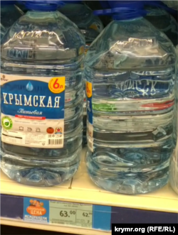 Вода в магазине Симферополя с пометкой о меморандуме по цене