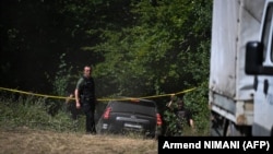 Istražitelji u blizini ograđenog prostora pored novootkrivene lokacije na kojoj se vjerovatno nalazi masovna grobnica, u selu Mali Kaluđer, blizu Zubinog Potoka, 1. augusta 2026. godine.