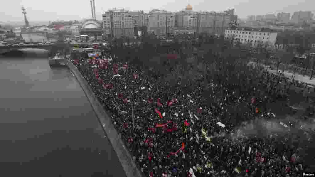 10 декабря, Москва. Десятки тысяч людей приняли участие в митинге на Болотной площади против нечестных выборов в российский парламент. Это была крупнейшая акция протеста в России за последнее десятилетие.