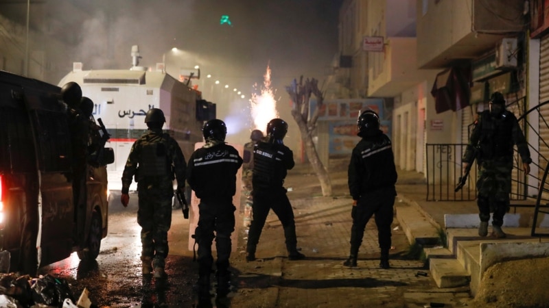 По долги немири и протести, ќе има смени во Владата на Тунис