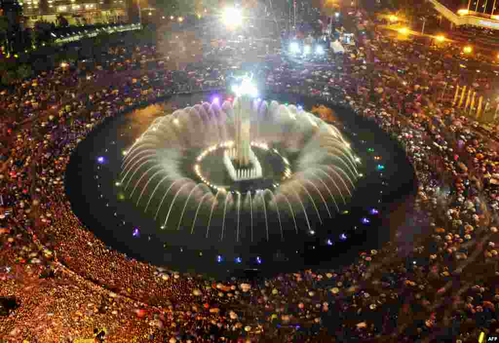 Indonesia - &Icirc;nceputul noului an sărbătorit la Jakarta. 1 ianuarie 2013 (AFP/Bay ISMOYO)