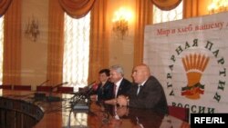 Не все восприняли переход Шандыбина из КПРФ в АГП с оптимизмом: кое-кто посоветовал ему отправиться на пенсию и нянчить внуков