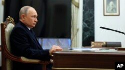 Дослідники також посилаються на повідомлення в російських медіа, що адміністрація Володимира Путіна нібито не підтримує повернення смертної кари