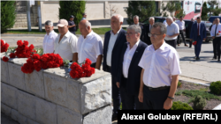 Deputați găgăuzi din Adunarea Populară, depunând flori la o plăcuță comemorativă la Comrat, pe 19 august 2025