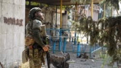 Український військовий стежить за небом у центрі майже безлюдної Дружківки. Тут постійна загроза ударів  FPV-дронів. Донбас, 13 вересня 2026 року