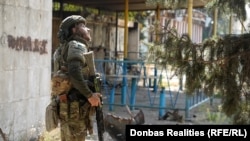 Український військовий стежить за небом у центрі майже безлюдної Дружківки. Тут постійна загроза ударів  FPV-дронів. Донбас, 13 вересня 2026 року