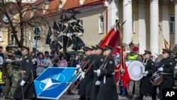 Литовські солдати марширують під час церемонії з нагоди 20-ї річниці членства Литви в НАТО, Вільнюс, Литва, 29 березня 2024 року