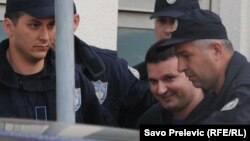 Duško Šarić u pratnji policije, maj 2011.